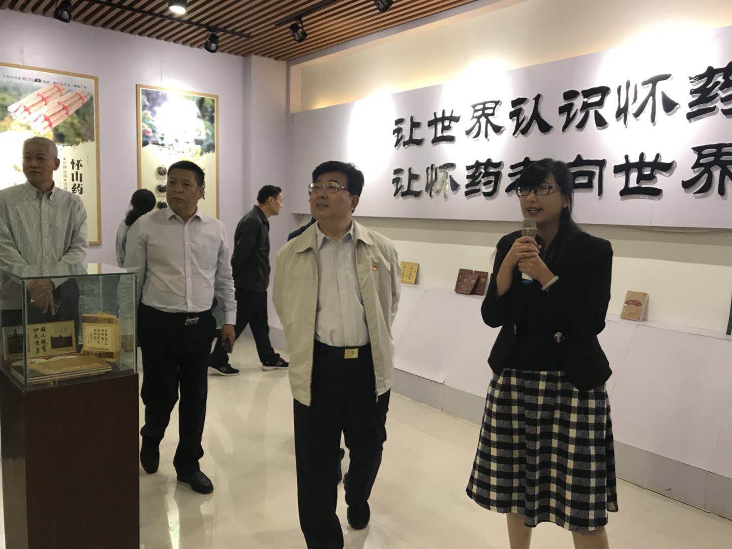 焦作市長徐衣顯對我公司產(chǎn)業(yè)扶貧工作進行調(diào)研并參觀園區(qū)展廳